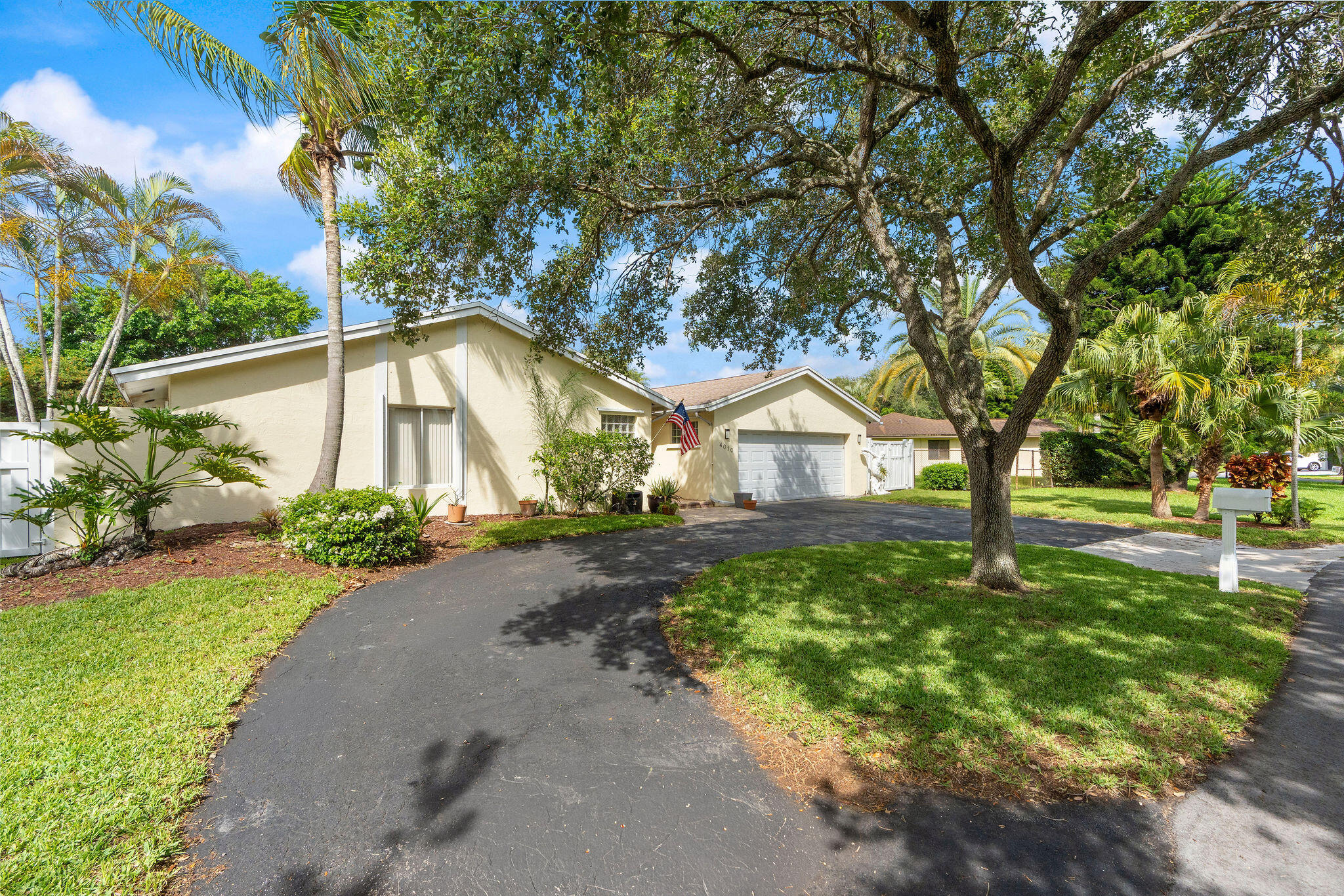 4010 W Sailboat Drive