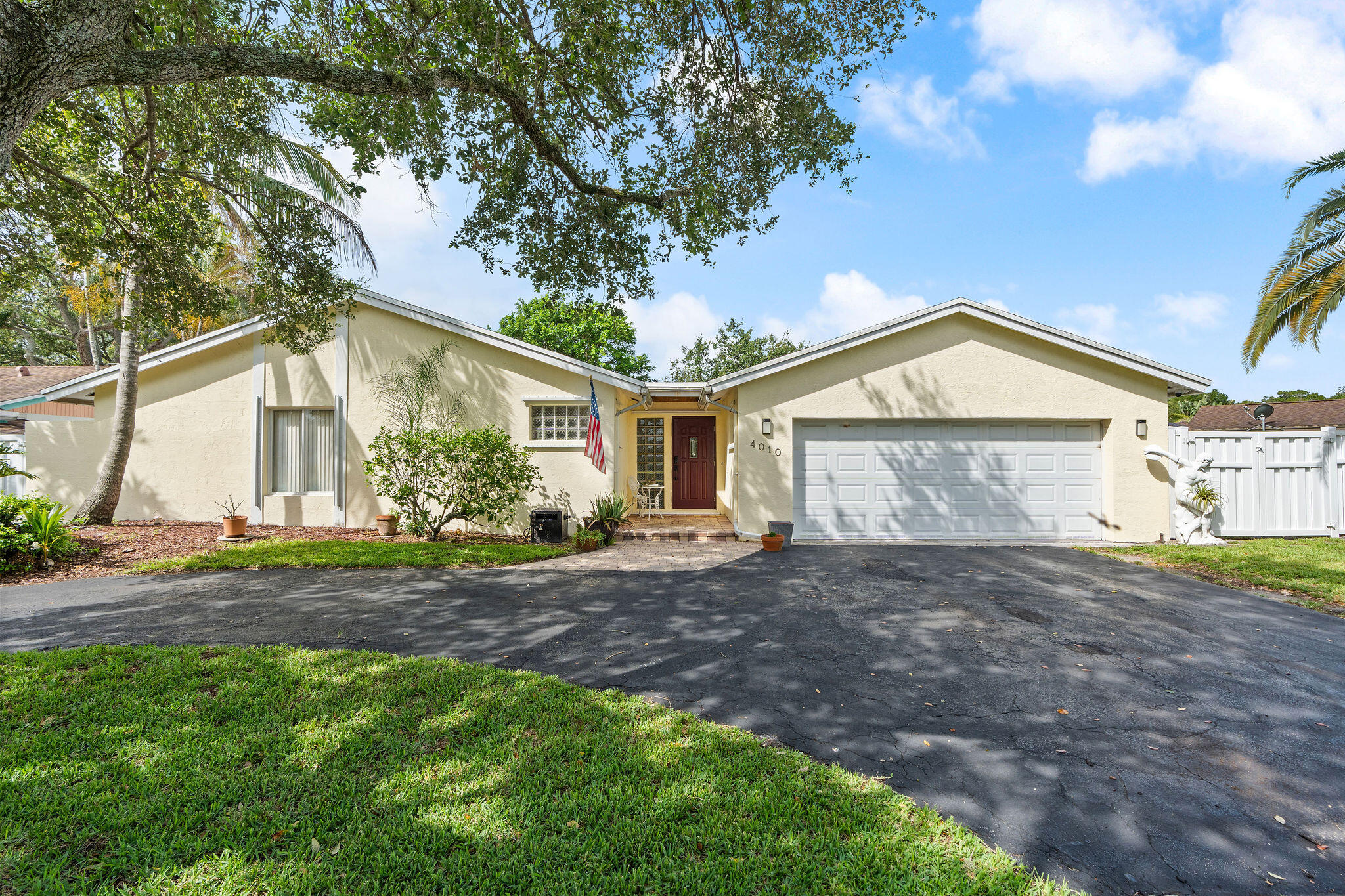 4010 W Sailboat Drive