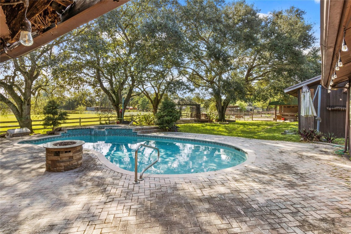 4941 Thoroughbred Ln