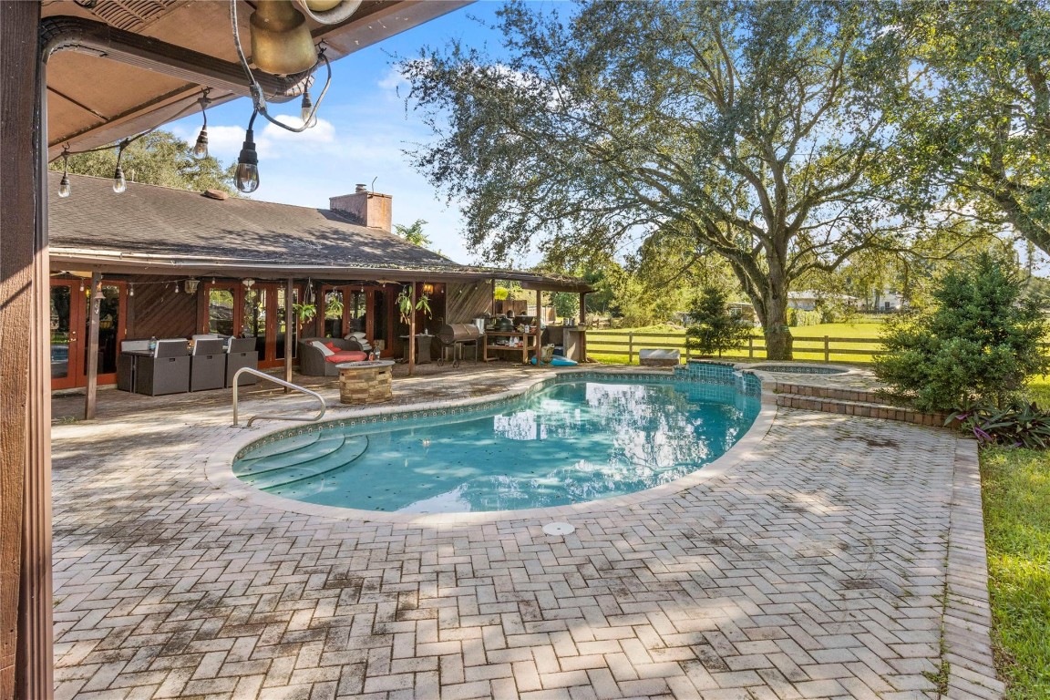 4941 Thoroughbred Ln