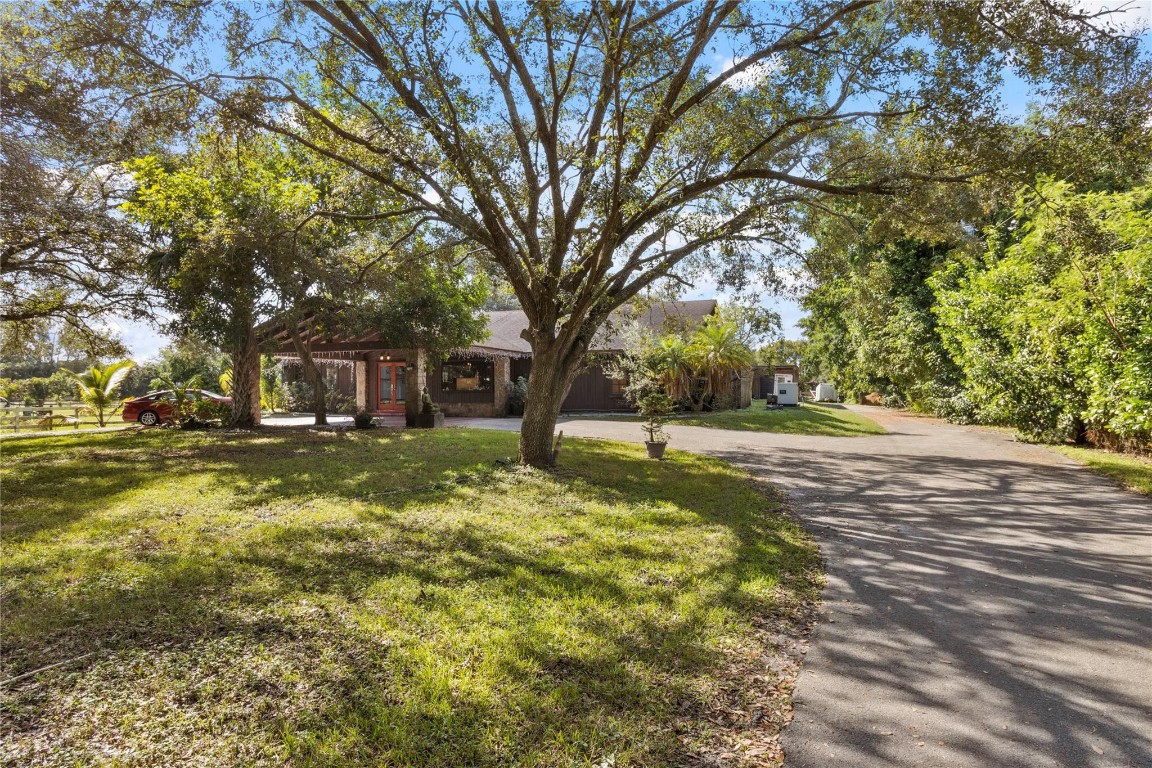 4941 Thoroughbred Ln