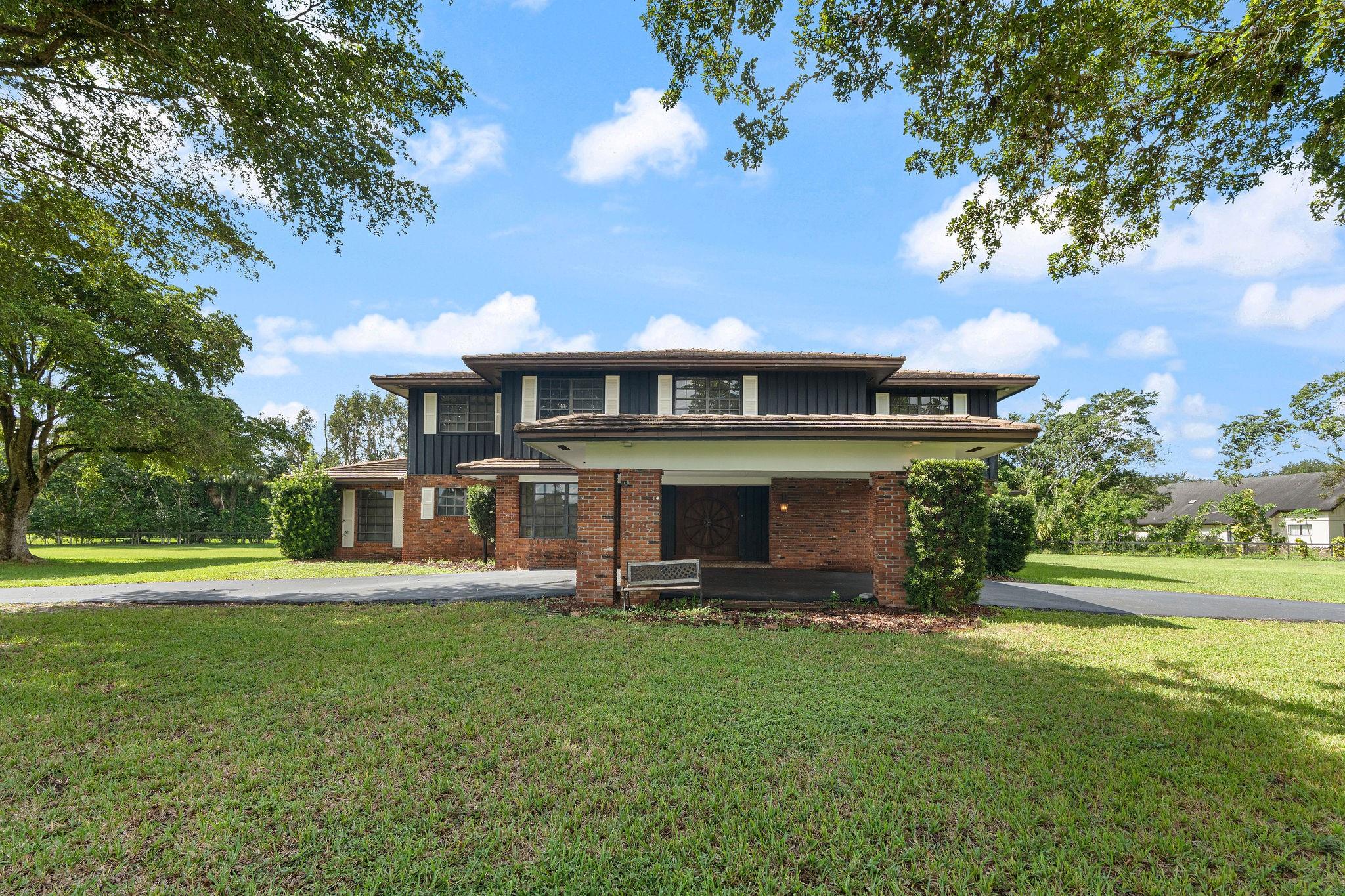 5401 Thoroughbred Ln