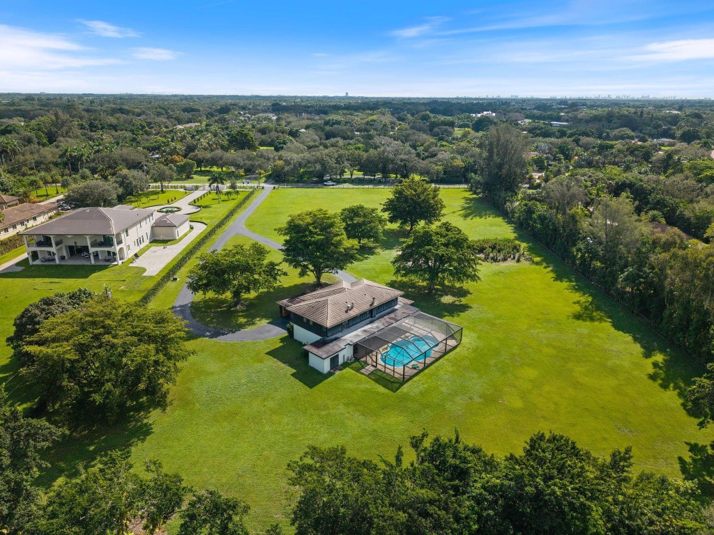 5401 Thoroughbred Ln