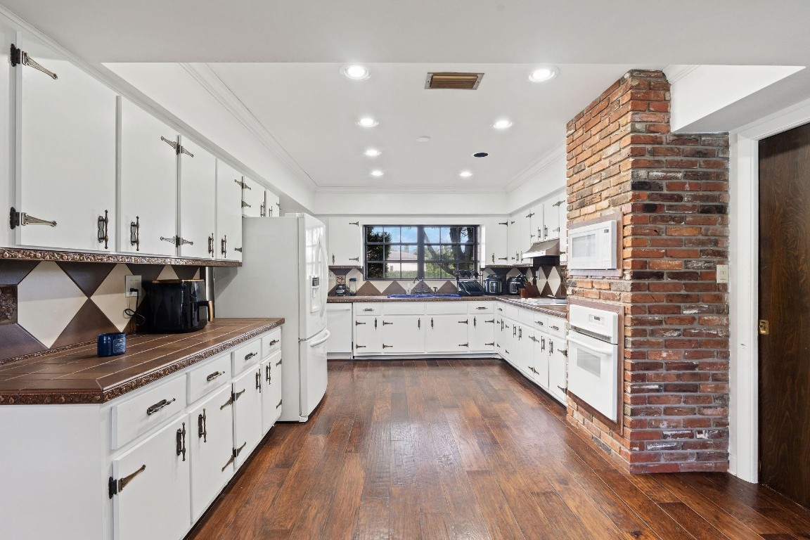 5401 Thoroughbred Ln