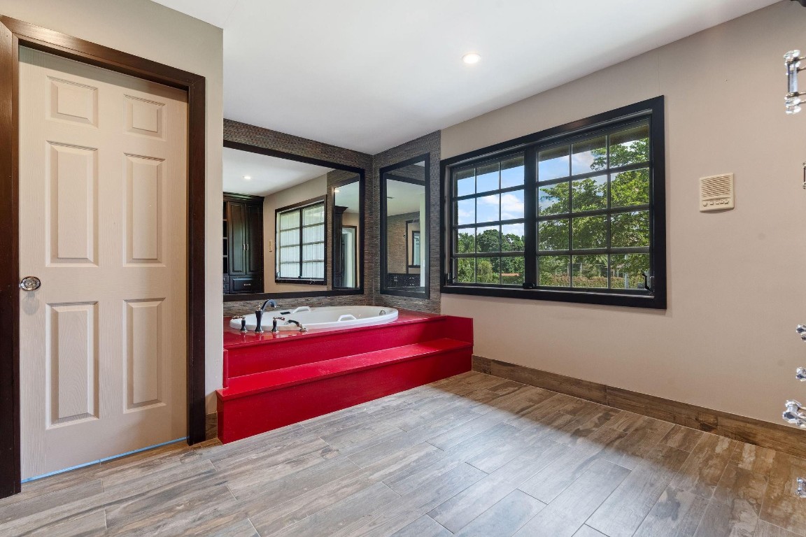 5401 Thoroughbred Ln