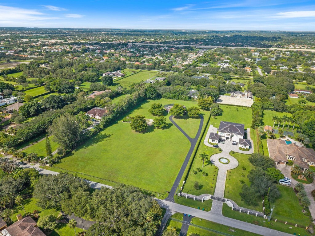 5401 Thoroughbred Ln