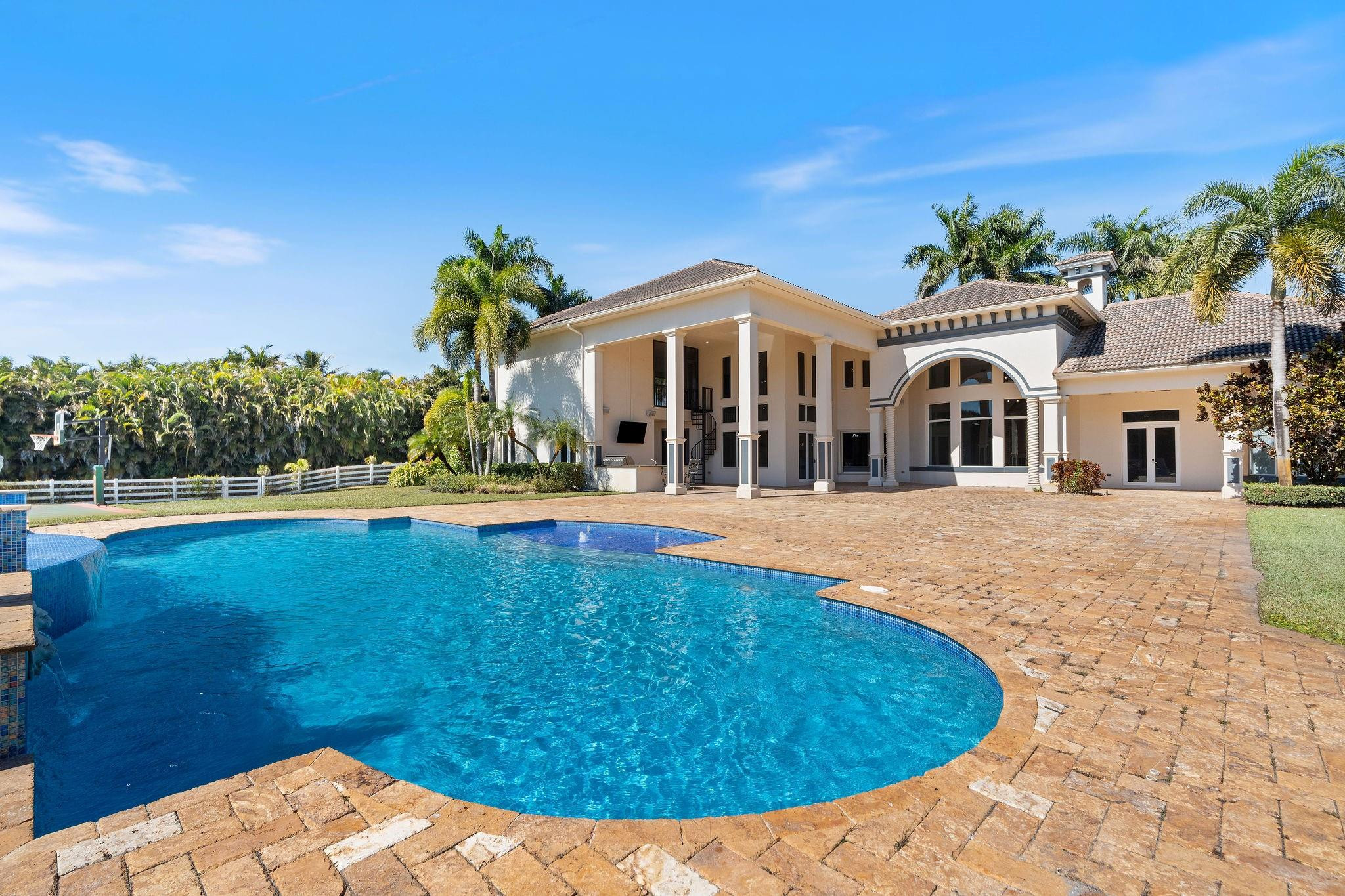 16850 Stratford Court