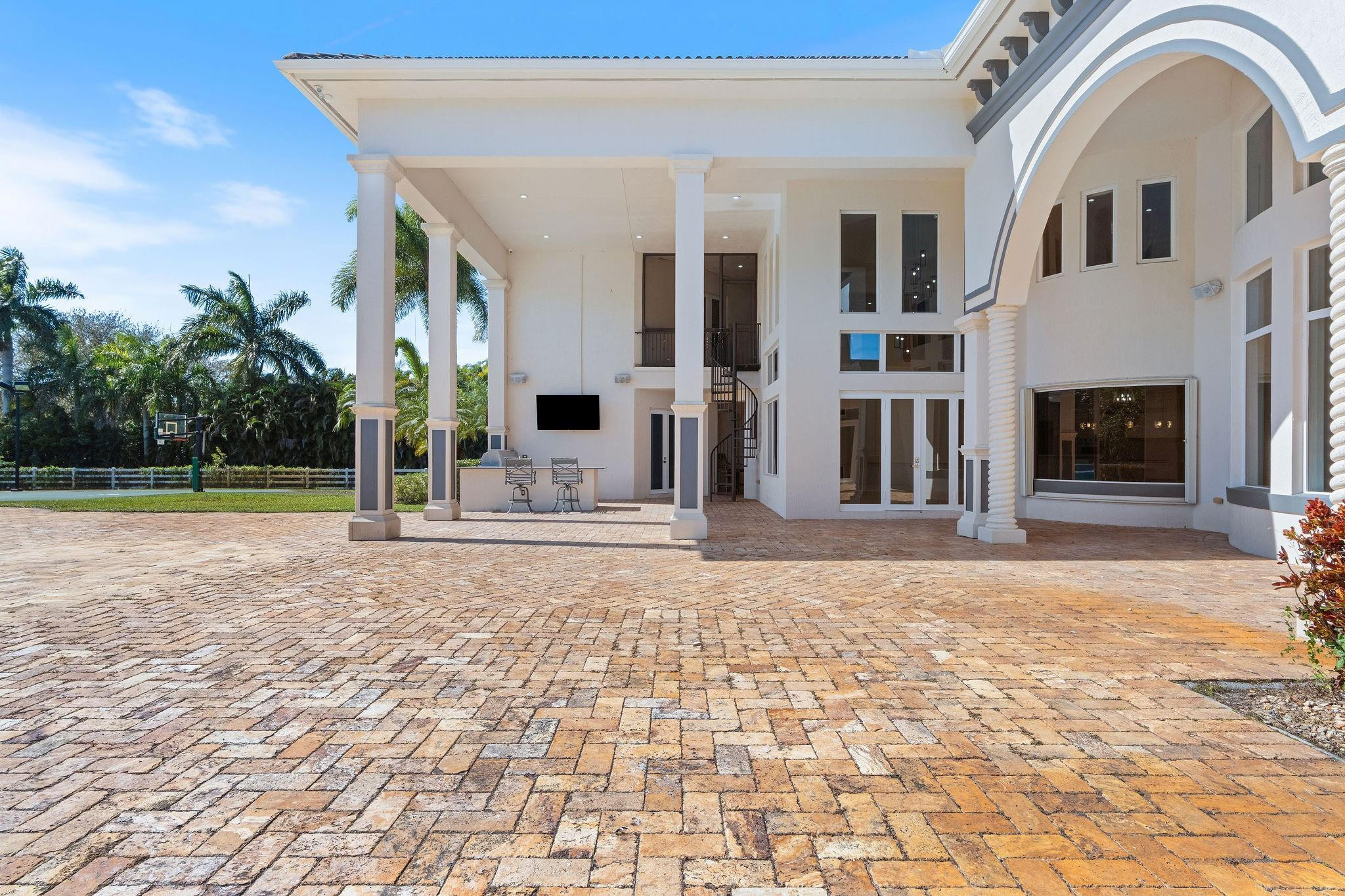 16850 Stratford Court