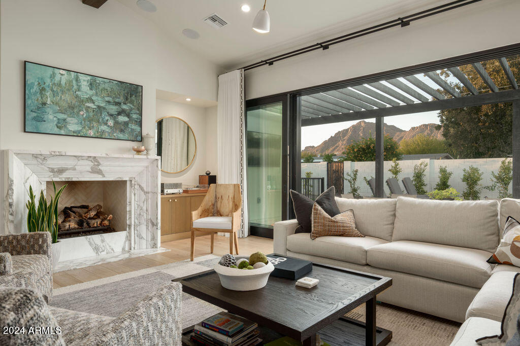 6044 E CALLE DEL PAISANO --