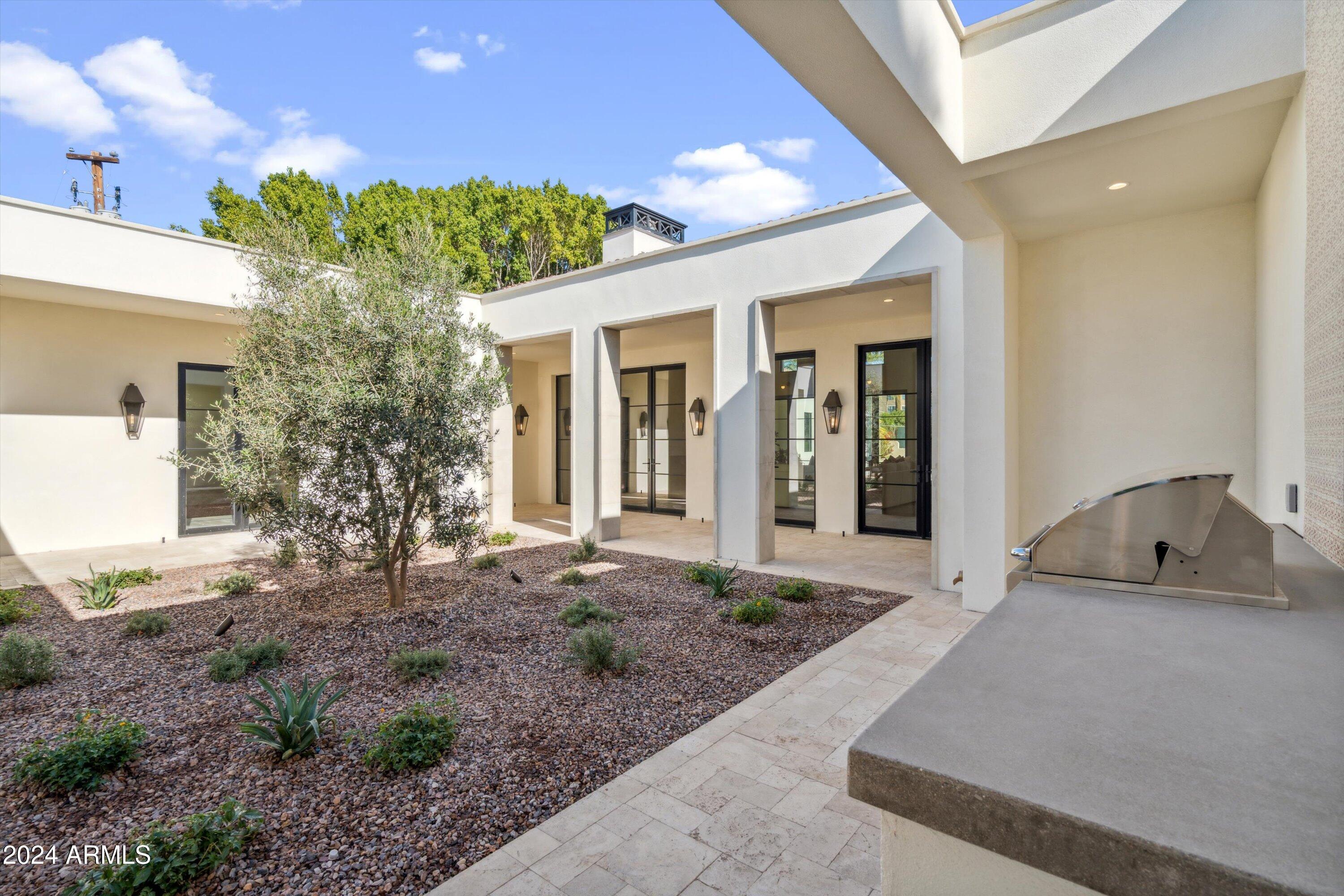 160 N COUNTRY CLUB Drive