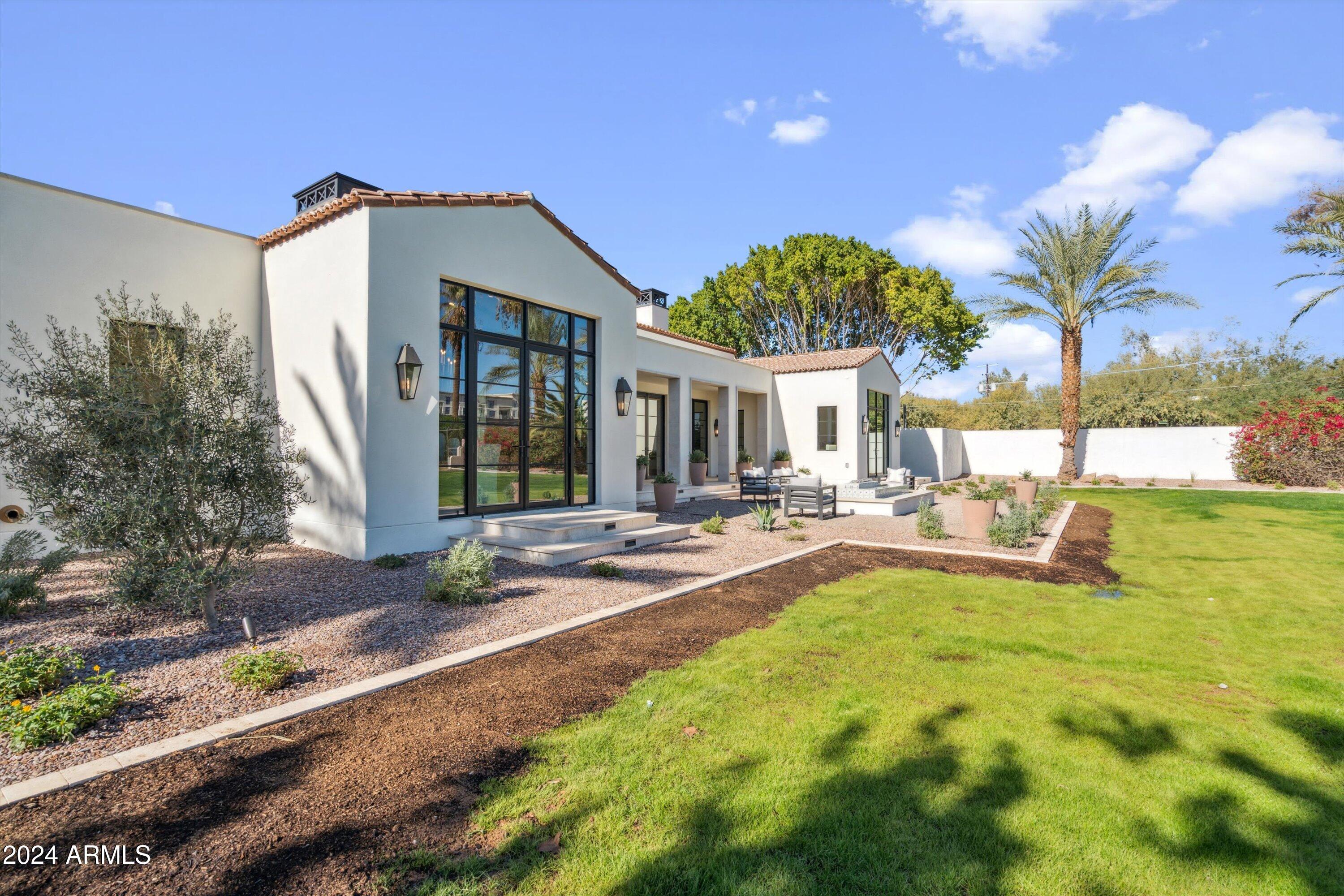 160 N COUNTRY CLUB Drive