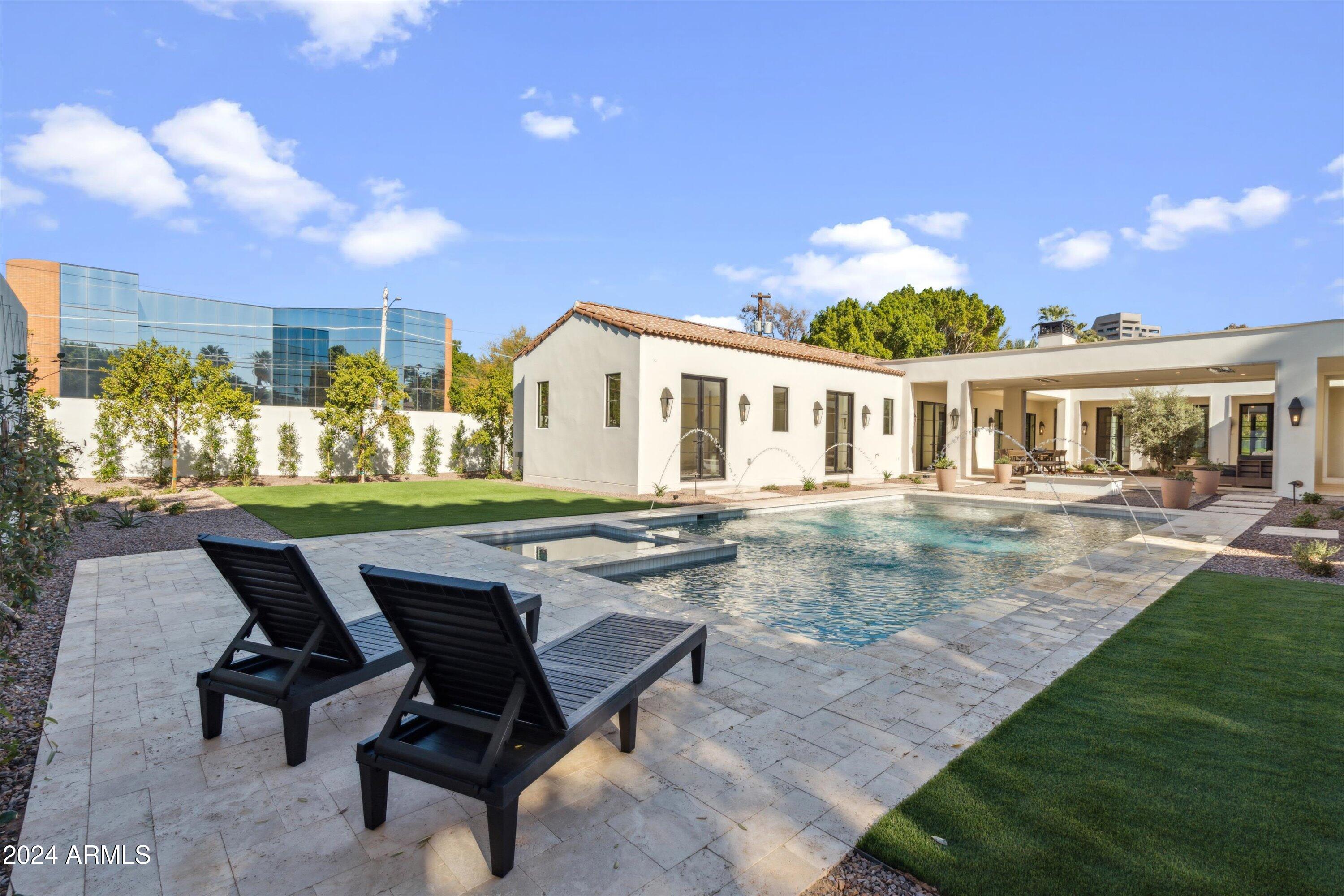 160 N COUNTRY CLUB Drive