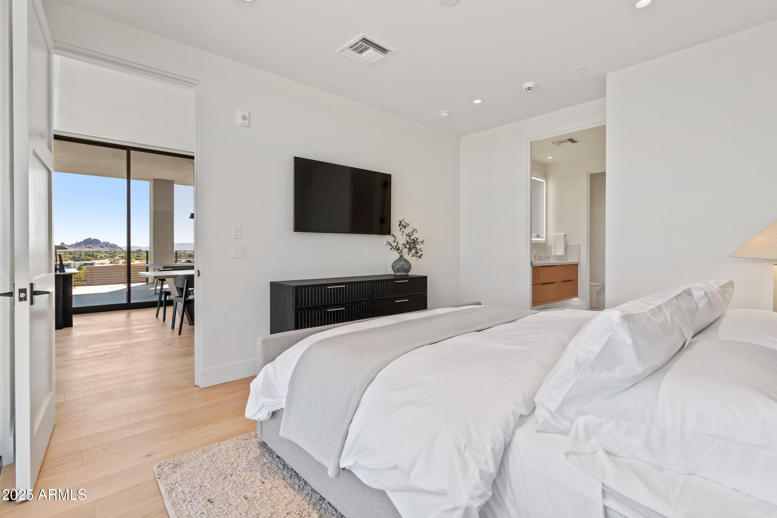 5000 N CAMELBACK RIDGE Drive, 302