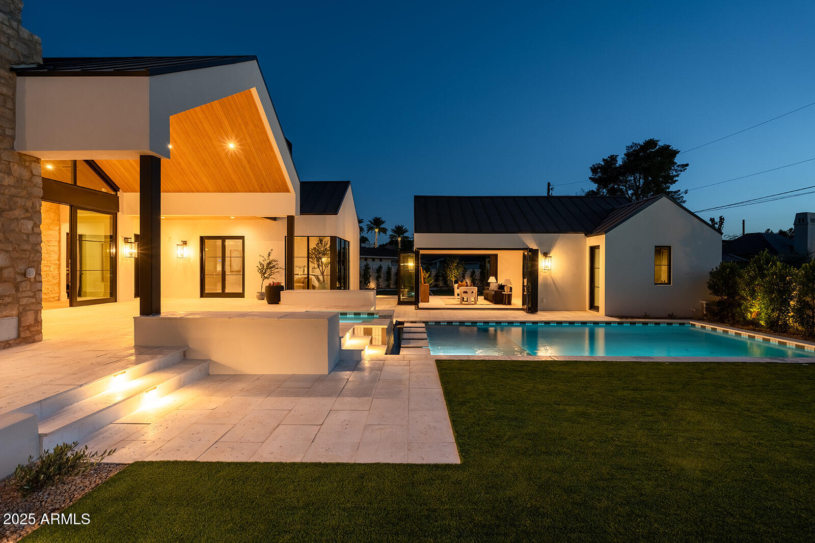 4729 E ARCADIA Lane