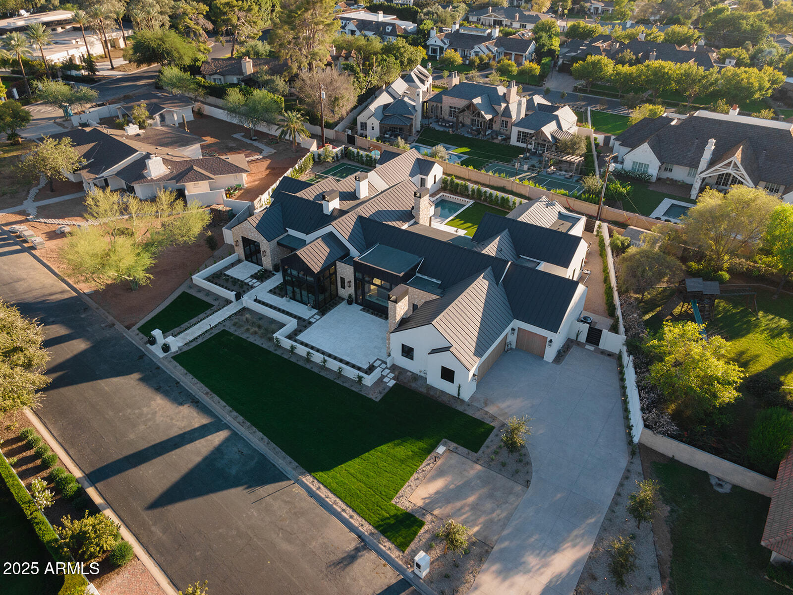 4729 E ARCADIA Lane