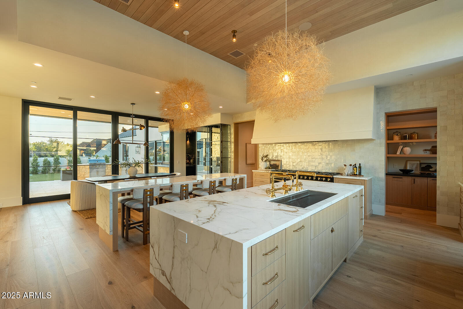 4729 E ARCADIA Lane