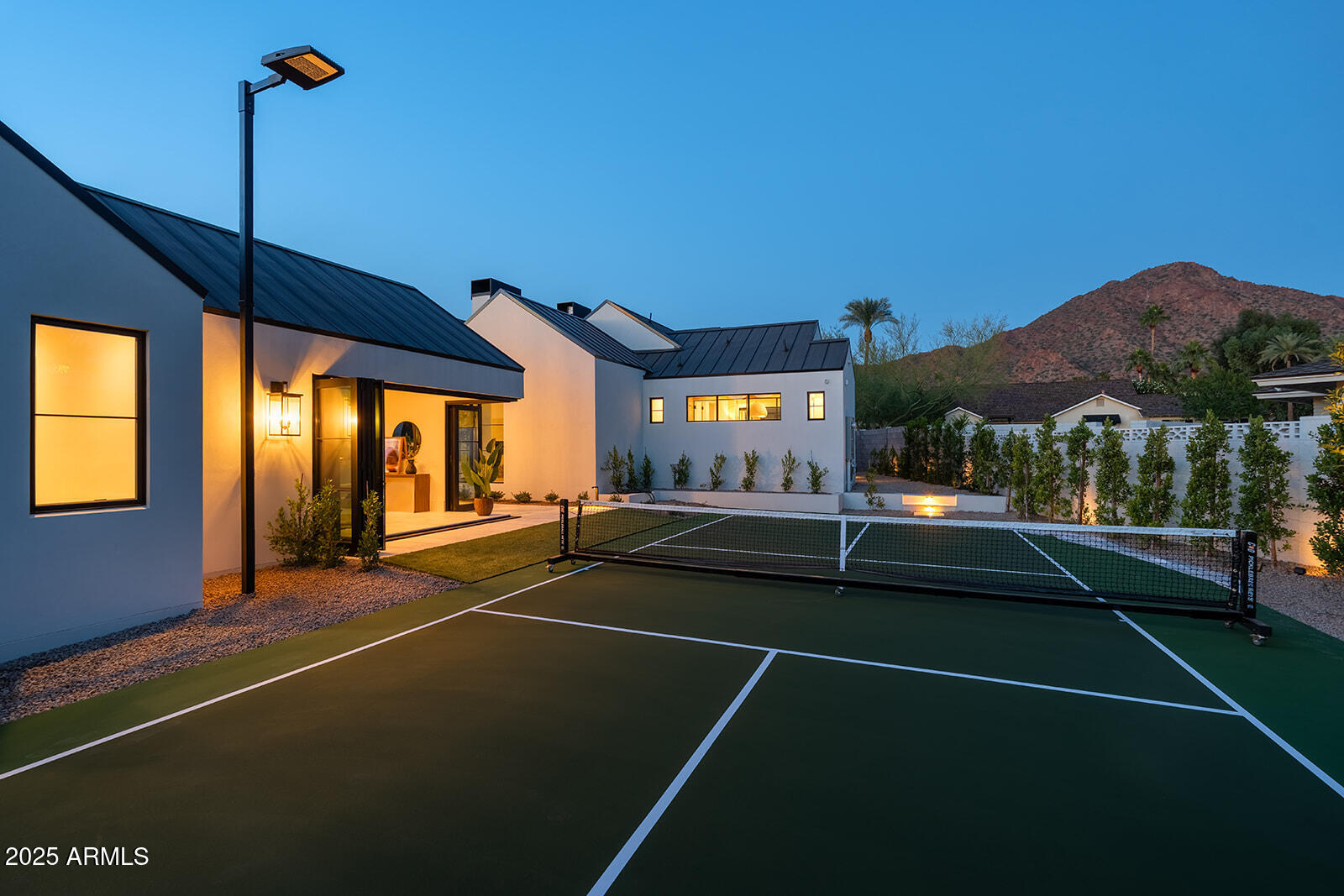4729 E ARCADIA Lane