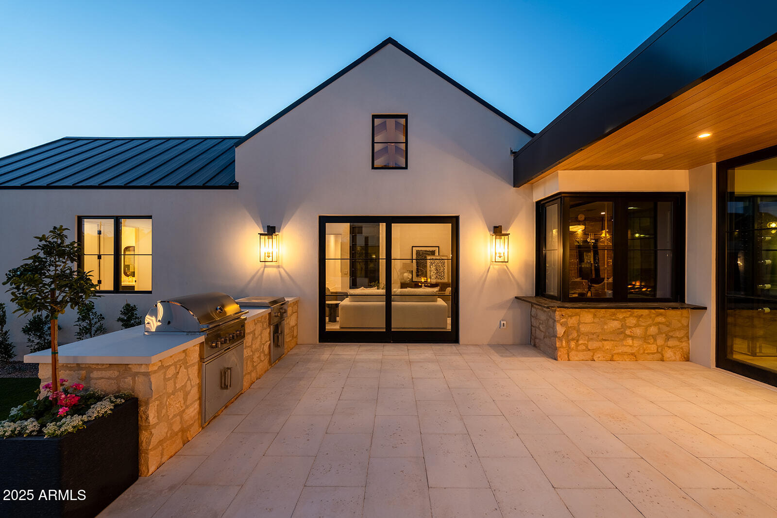4729 E ARCADIA Lane