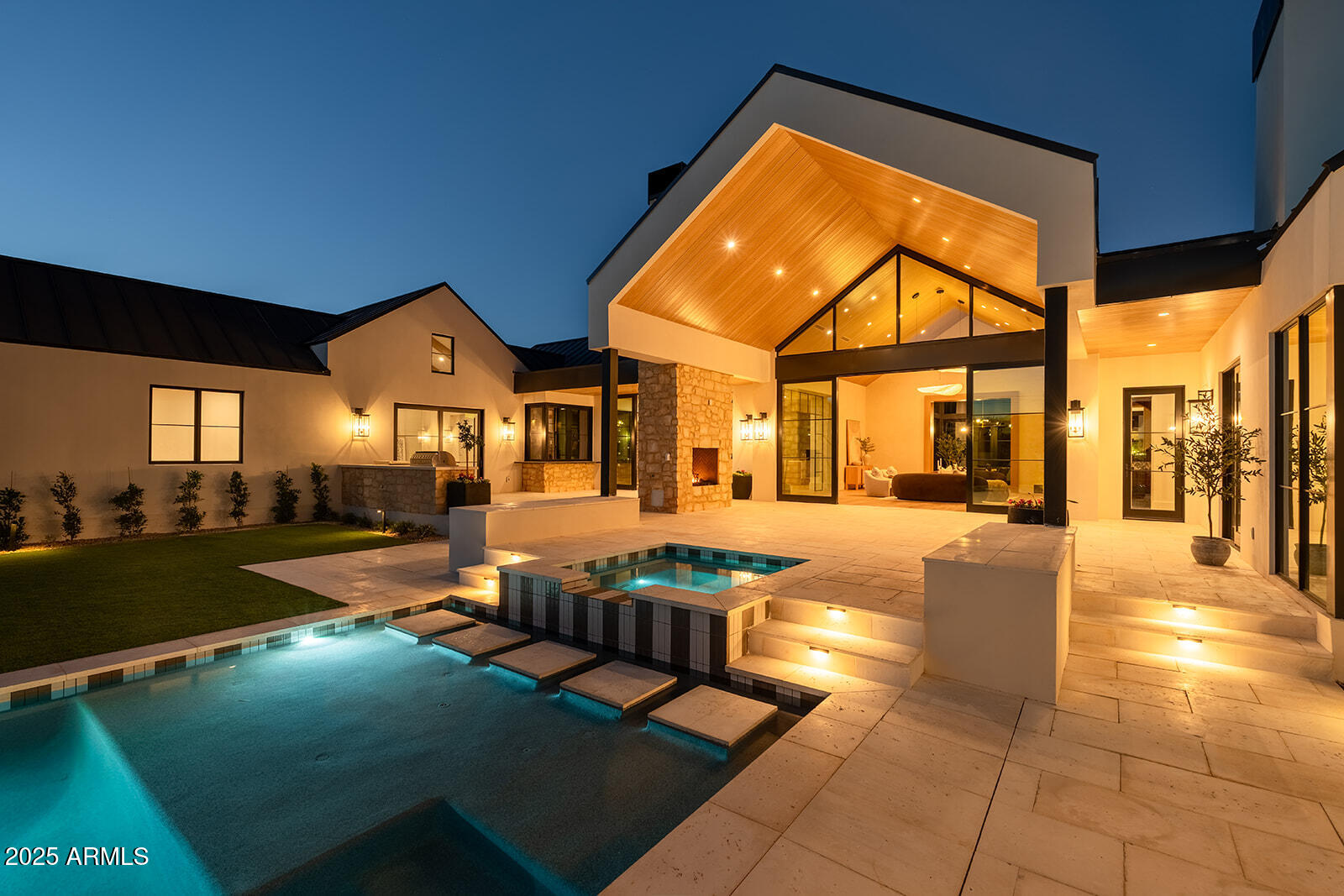 4729 E ARCADIA Lane