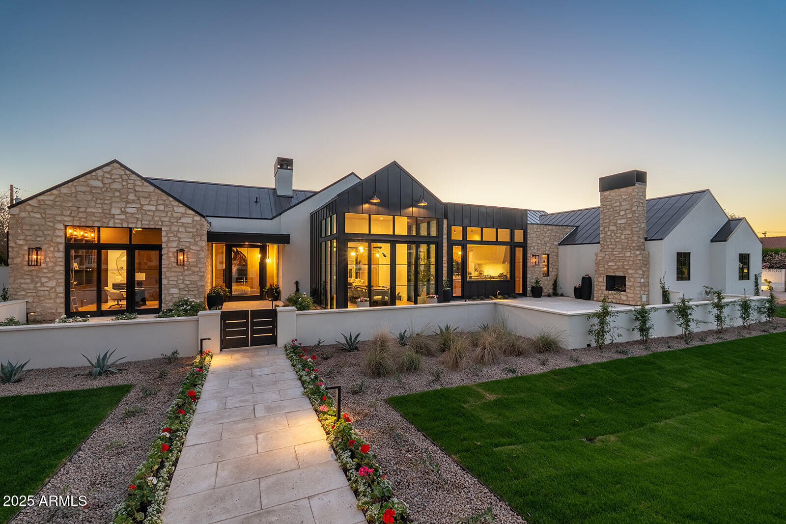 4729 E ARCADIA Lane