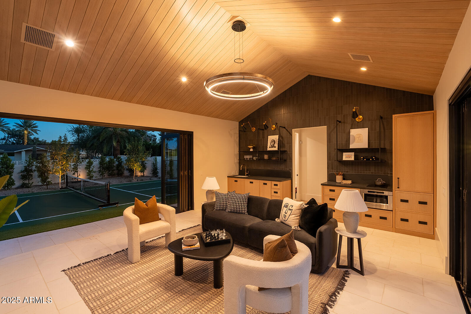 4729 E ARCADIA Lane