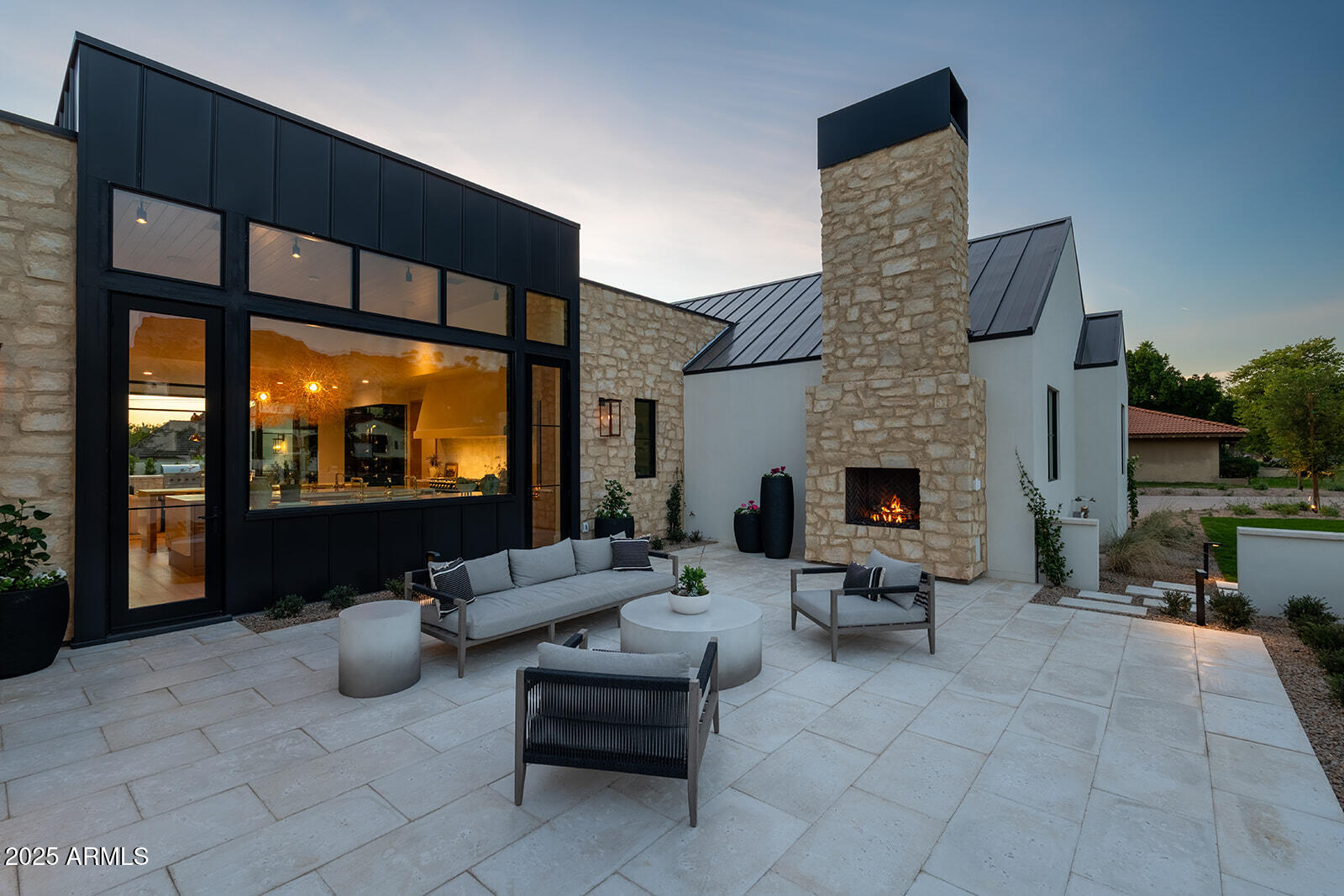 4729 E ARCADIA Lane