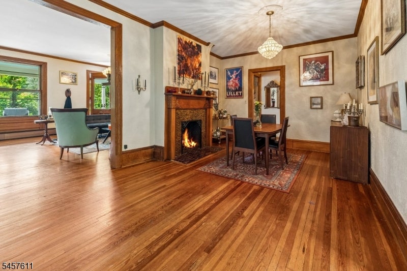 341 Montrose Ave