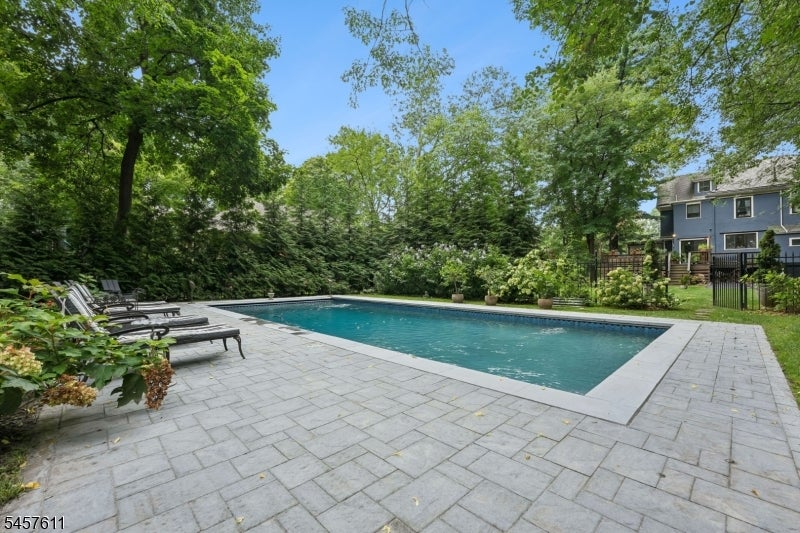 341 Montrose Ave