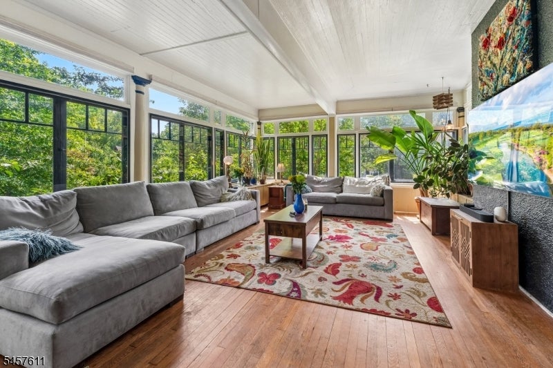 341 Montrose Ave