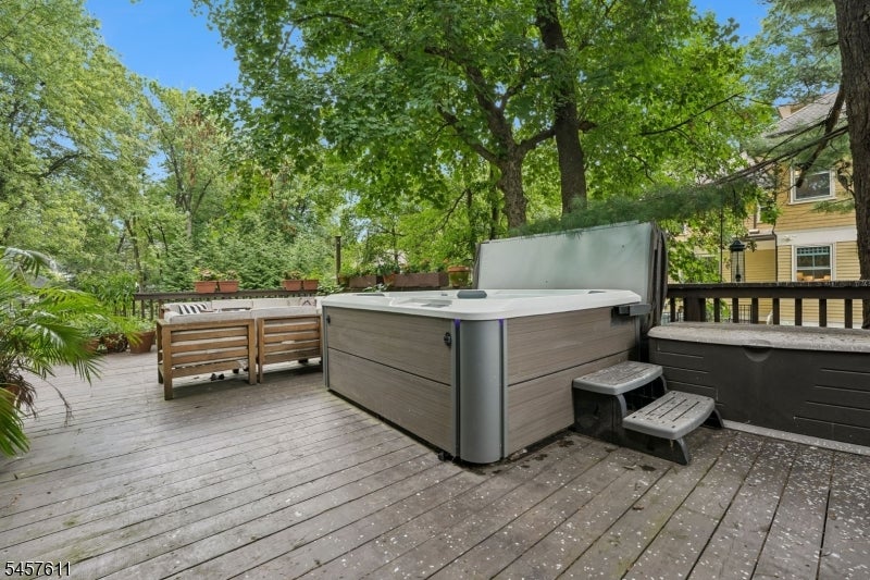341 Montrose Ave