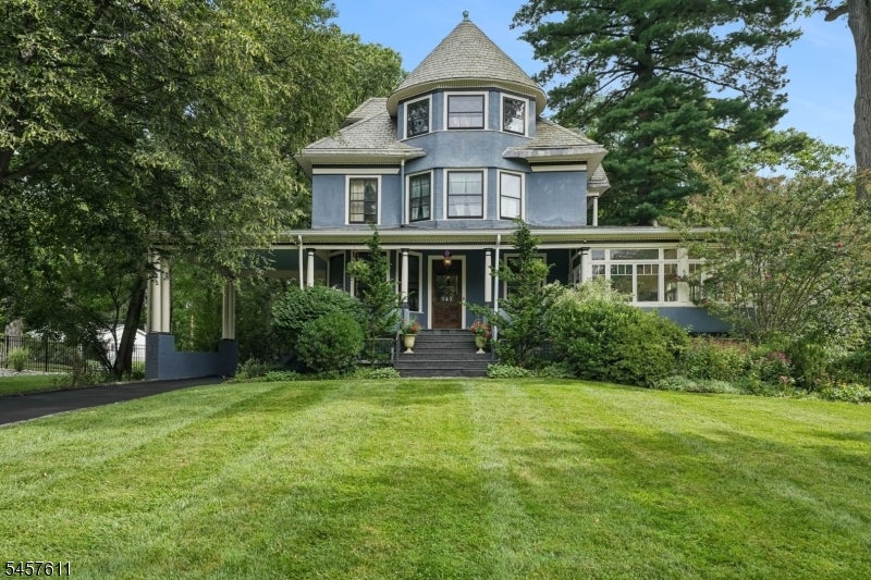 341 Montrose Ave