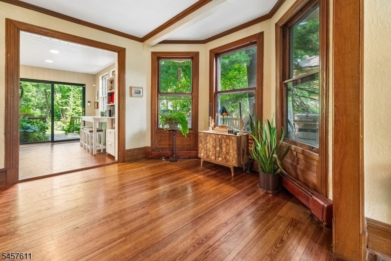 341 Montrose Ave