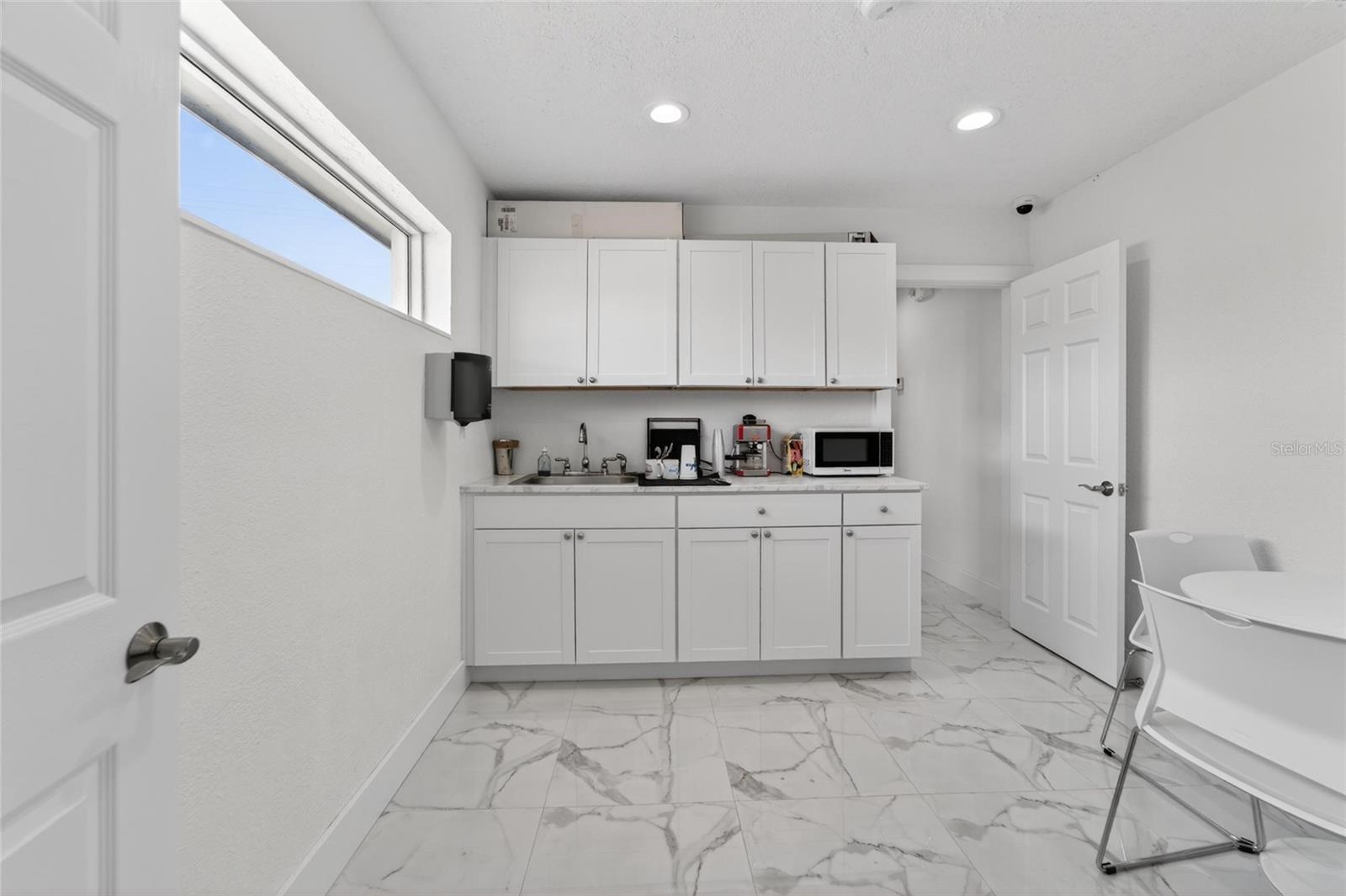 1233 BARTOW RD