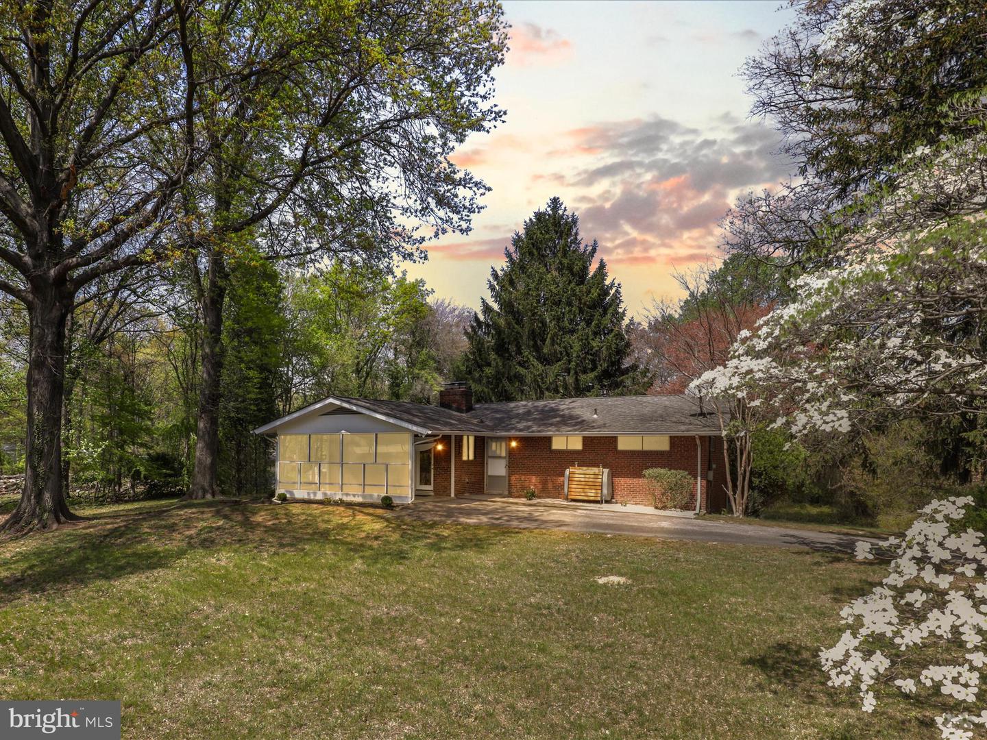 1952 Donna Ln