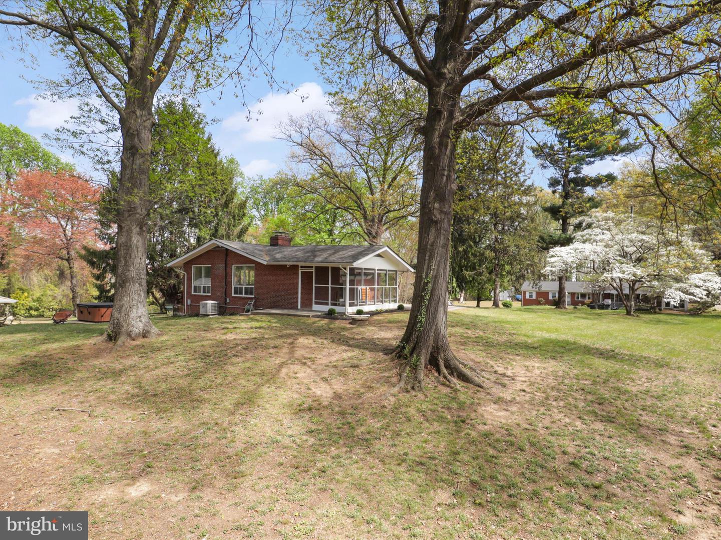 1952 Donna Ln