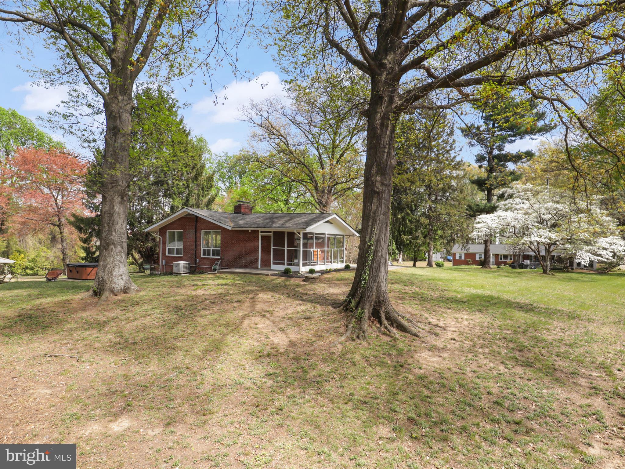 1952 Donna Ln