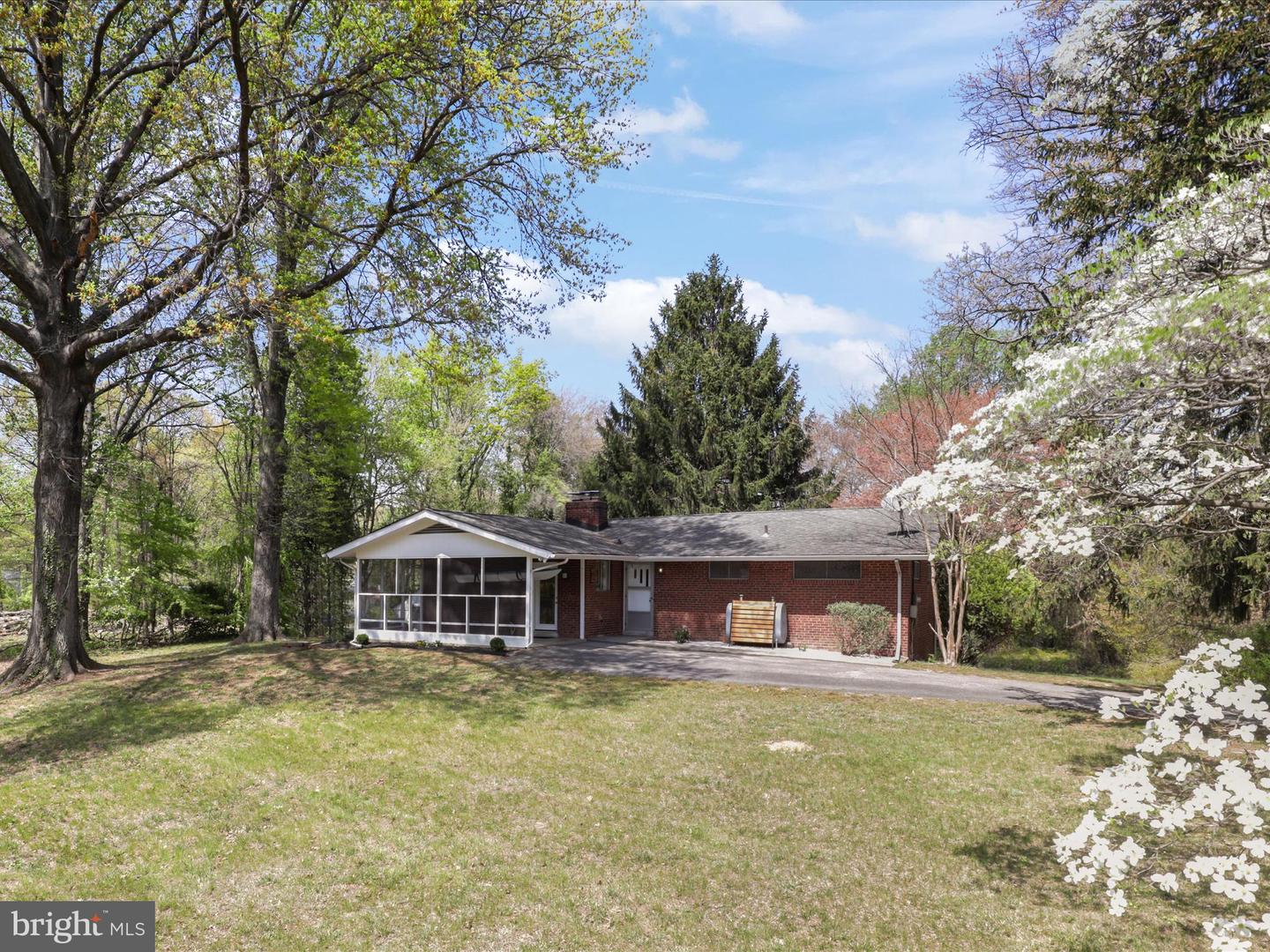 1952 Donna Ln