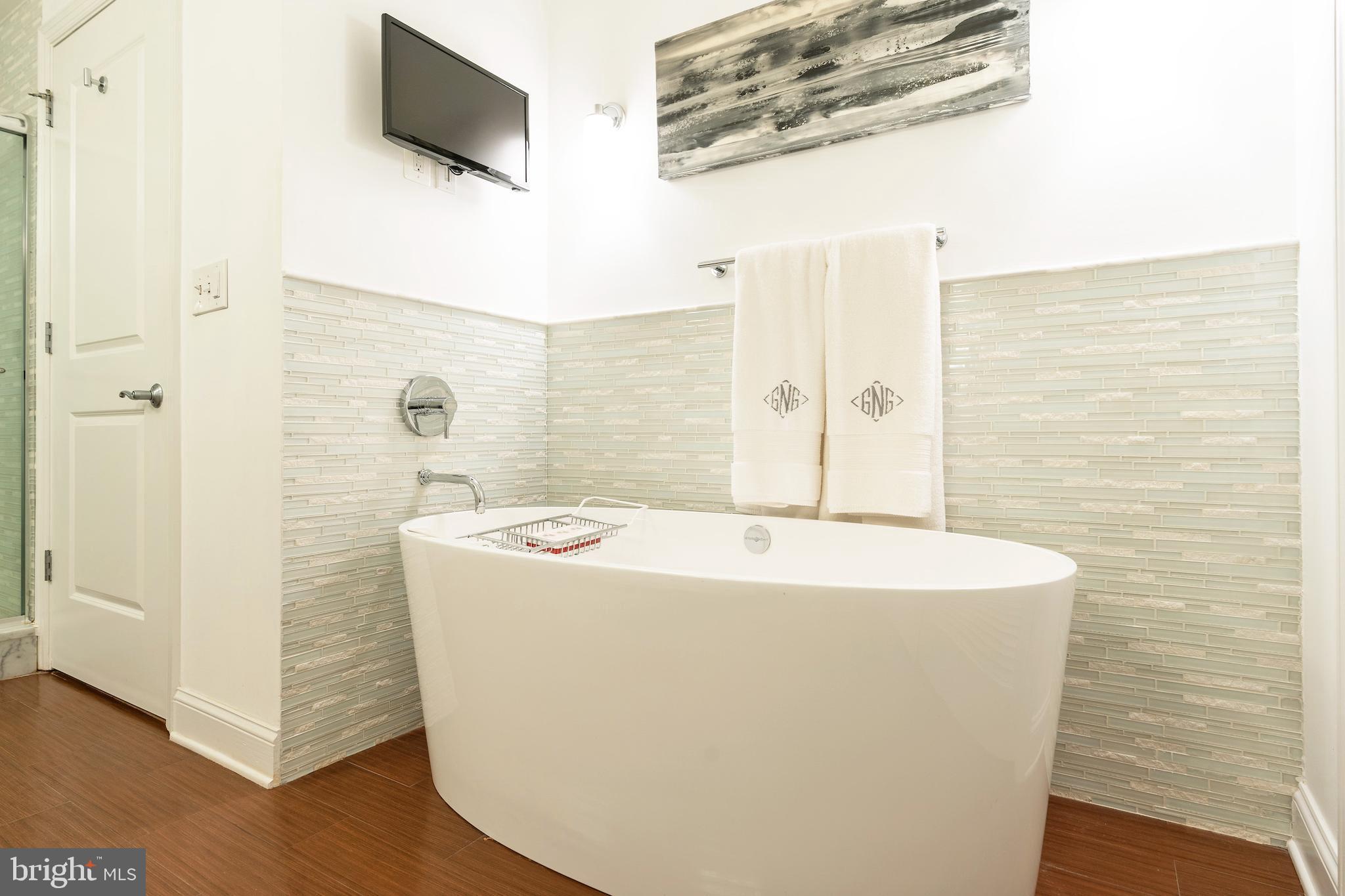 2501 Wisconsin Ave NW #10