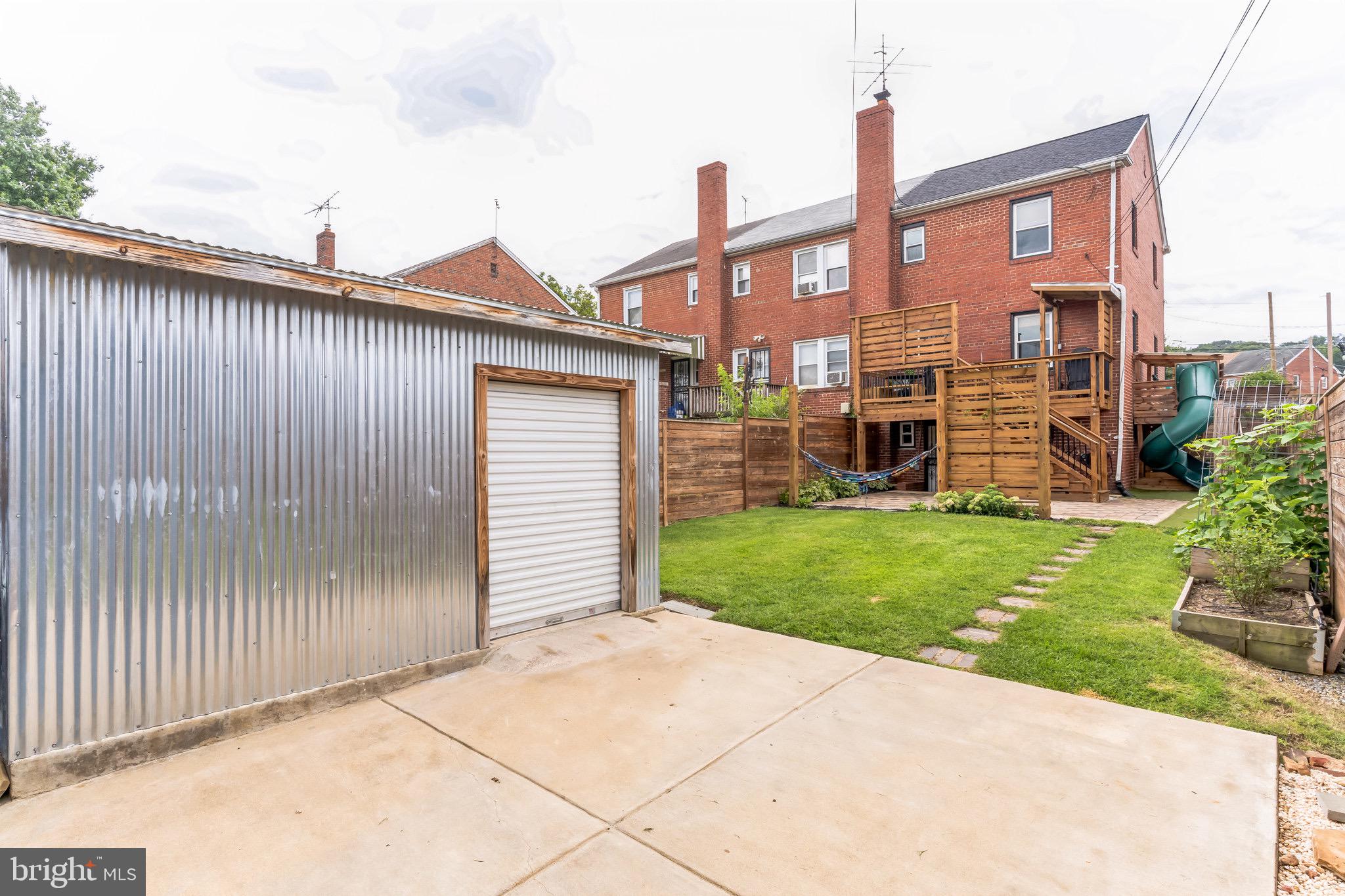 1822 T St SE