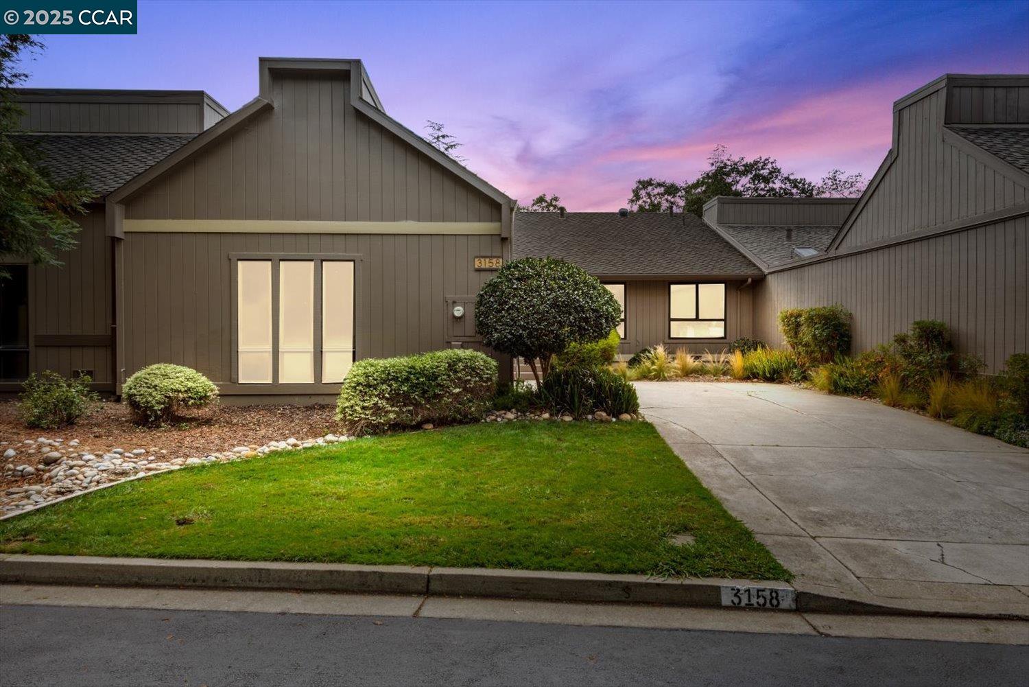 3158 Hambletonian Ln