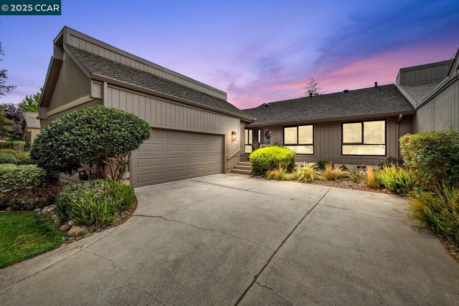 3158 Hambletonian Ln