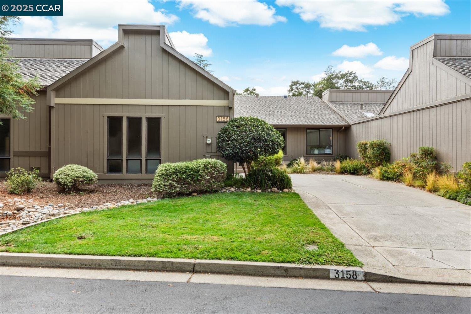 3158 Hambletonian Ln