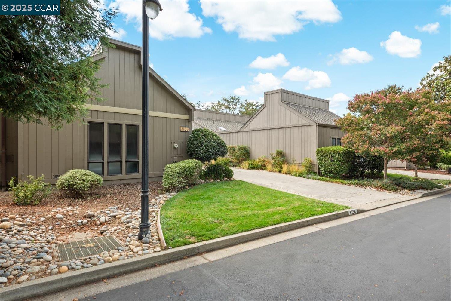 3158 Hambletonian Ln