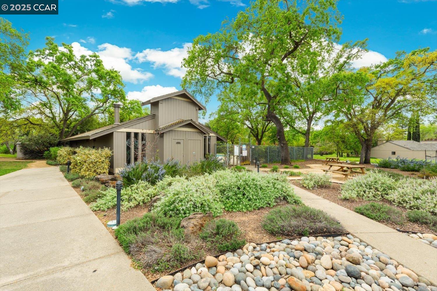 3158 Hambletonian Ln