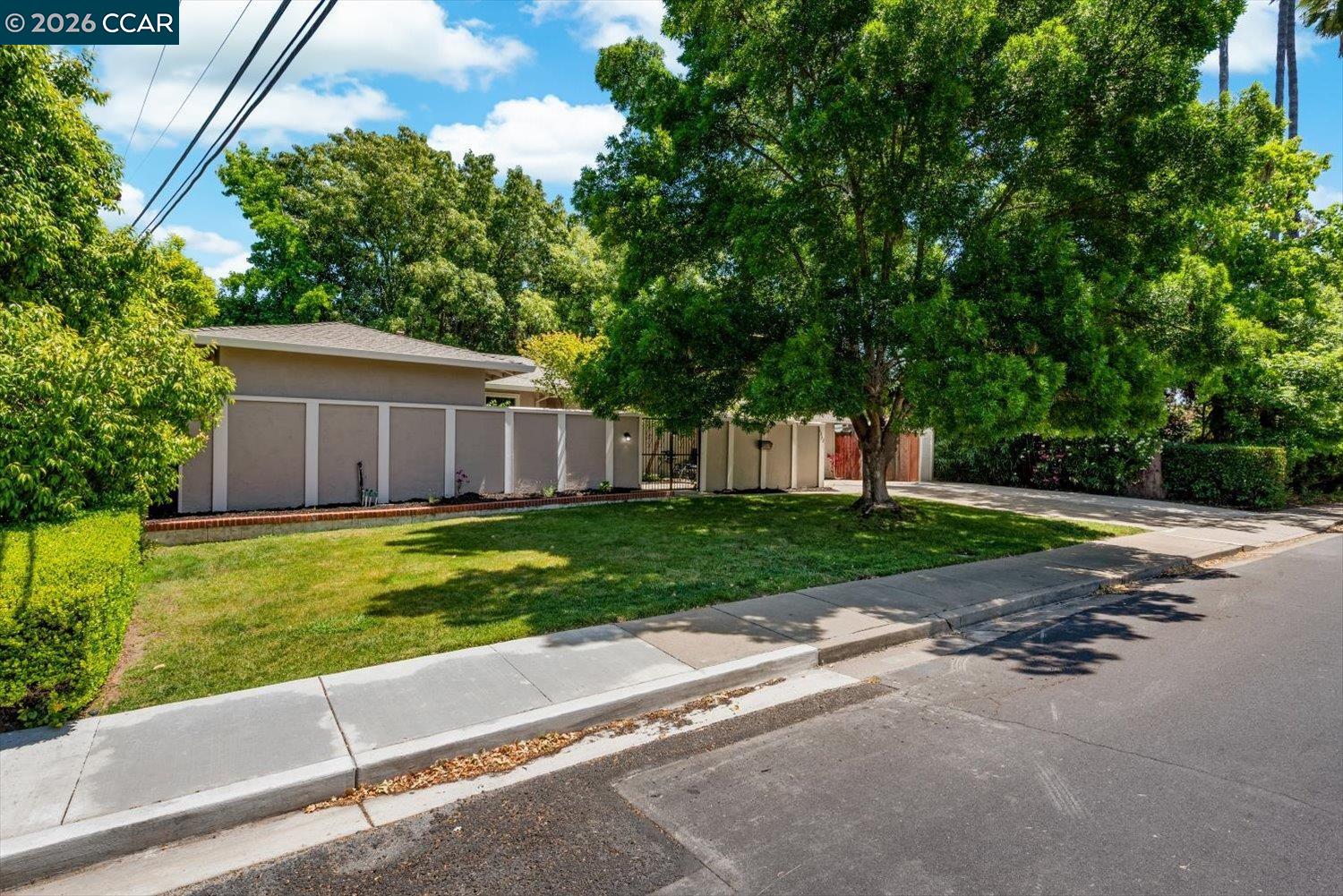 1642 Carriage Dr
