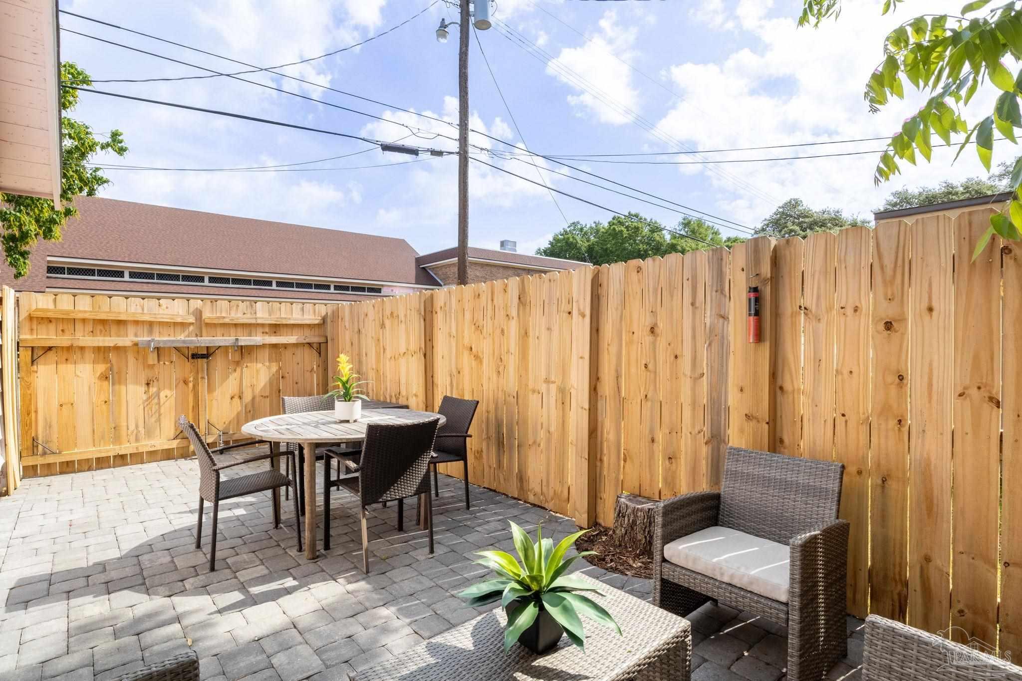 422 N Davis Hwy