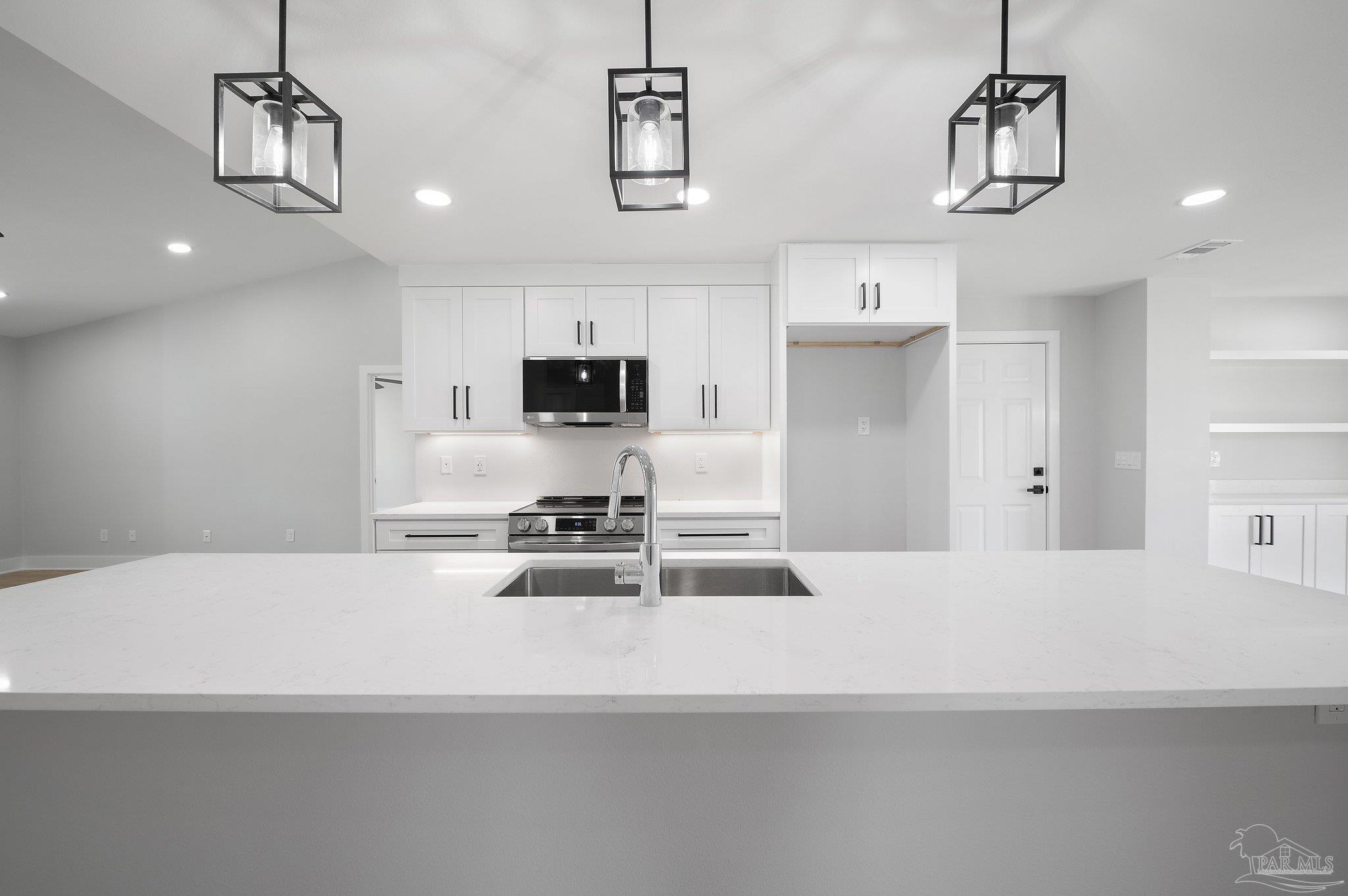 4290 Idell Ln