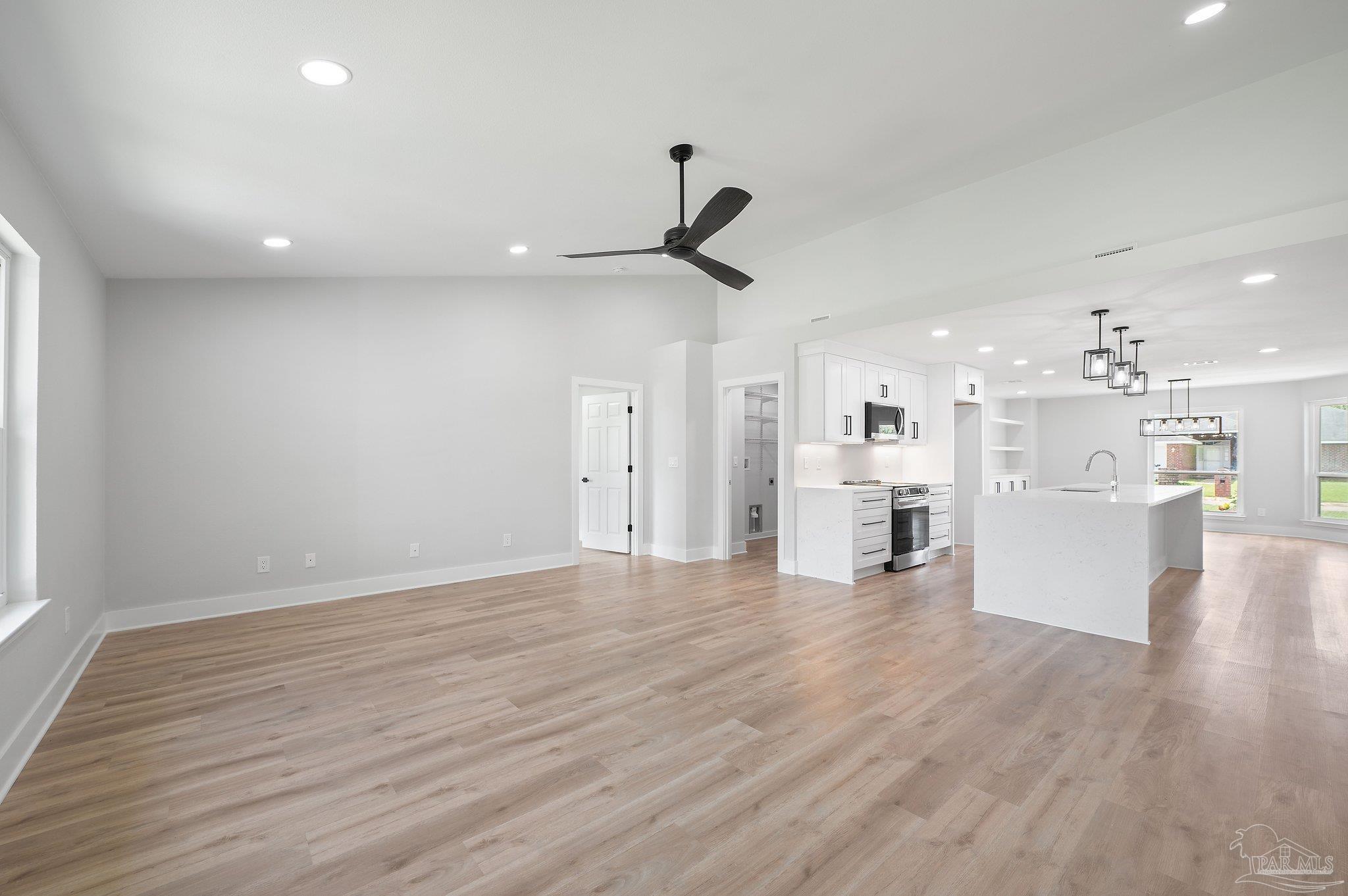 4290 Idell Ln