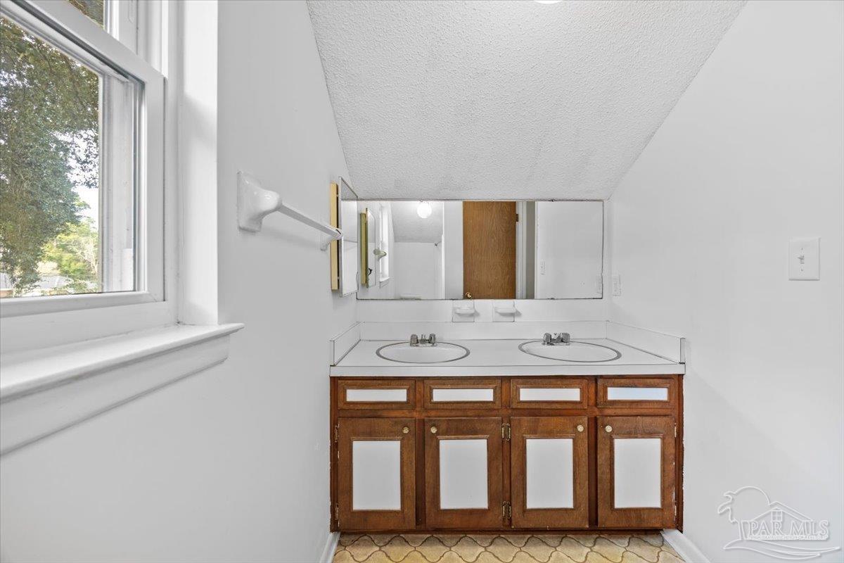 7889 Chesterfield Rd