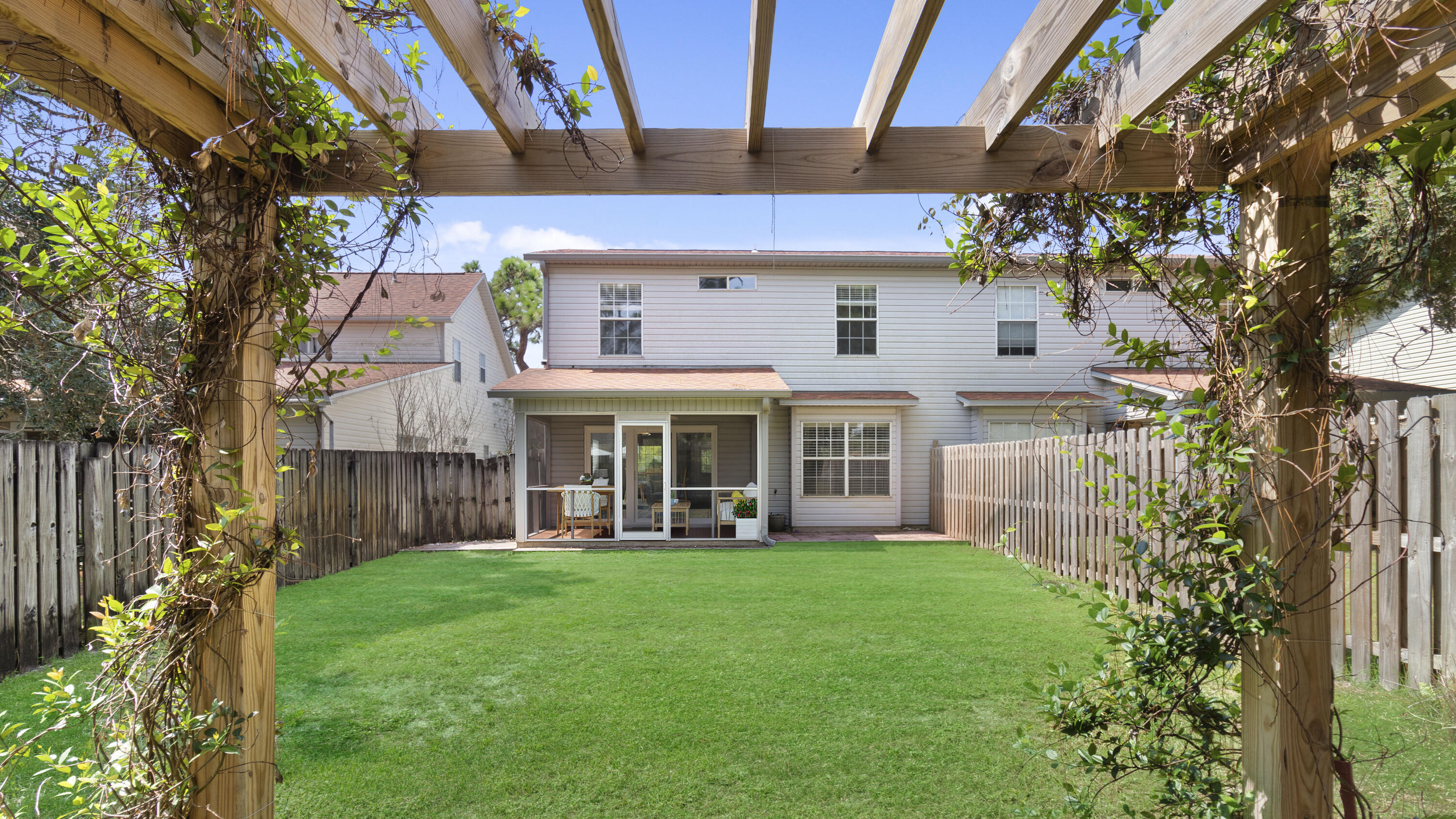 50 Vía Largo, UNIT 8-B